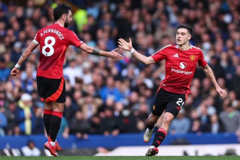 Late Goals Salvage Draw for Manchester United After Everton Domination